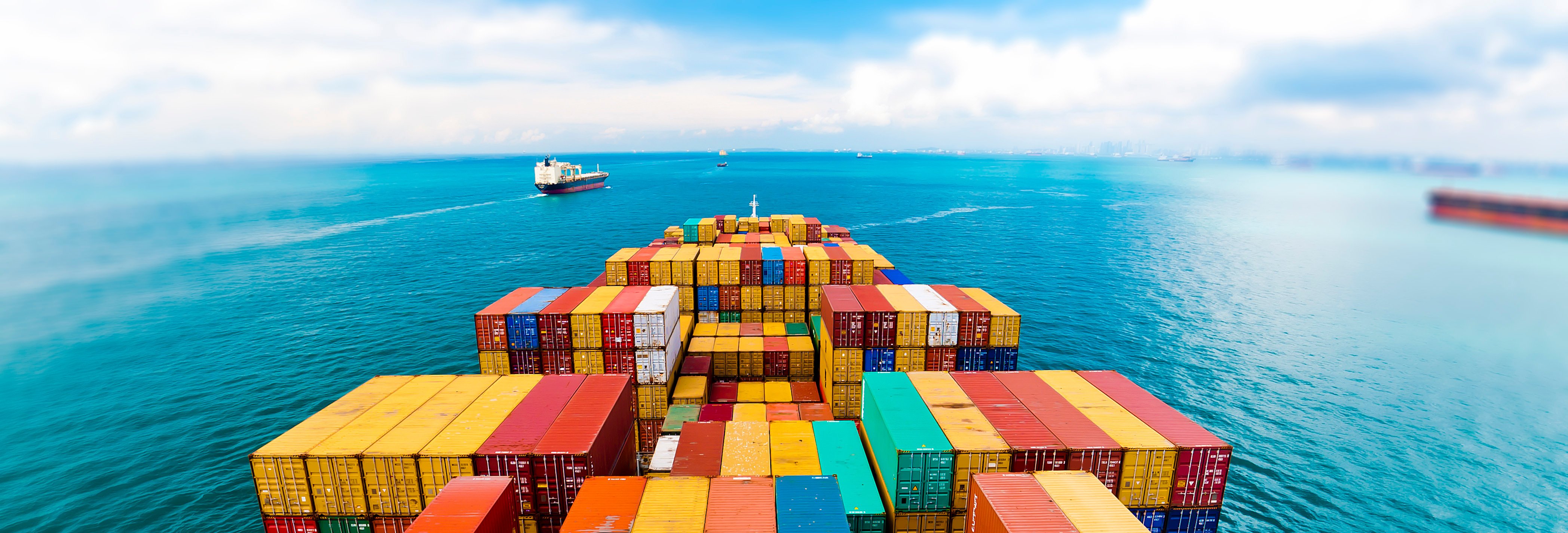 AdobeStock_86528443 shipping containers